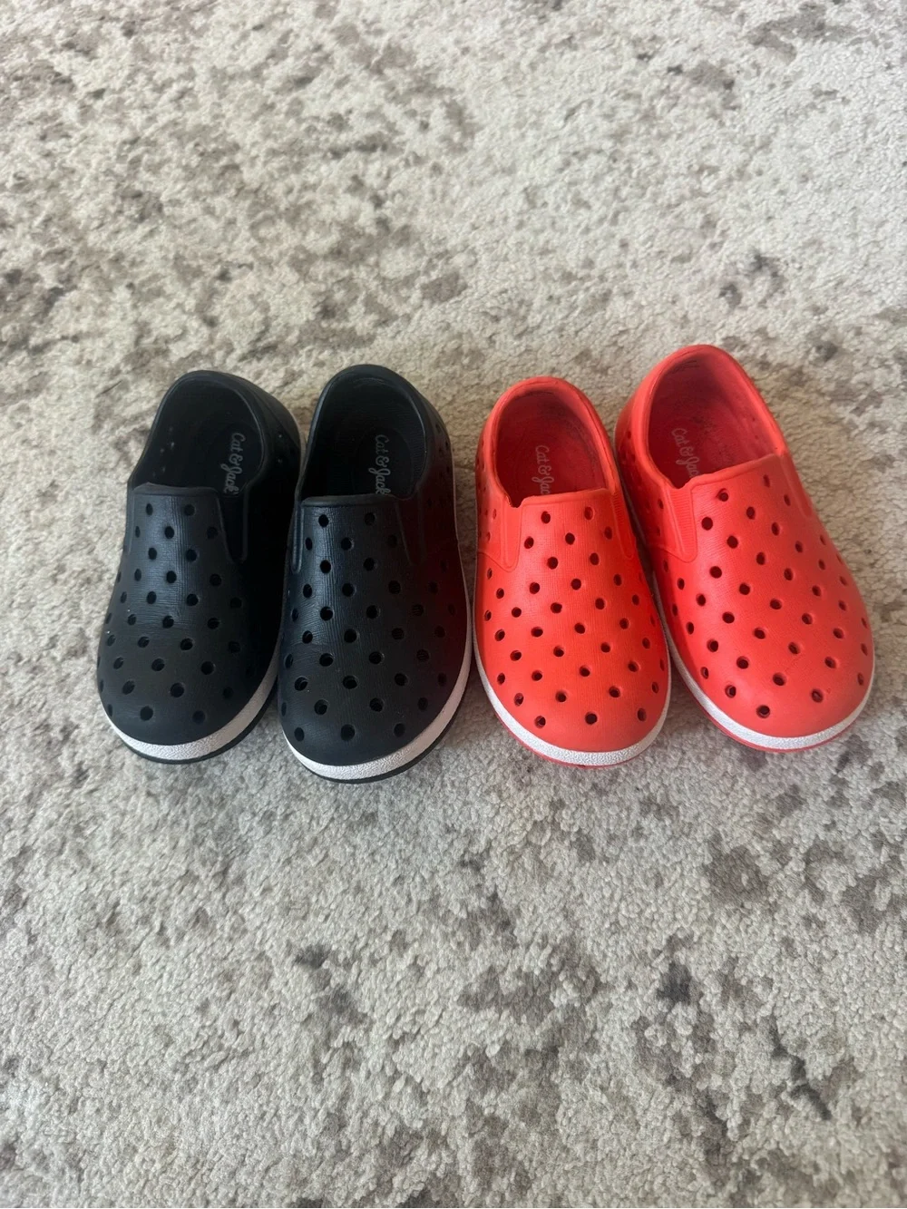 Cat & Jack - Size 6 | Kids Slip-On Water Resistant Clog - Black & Red